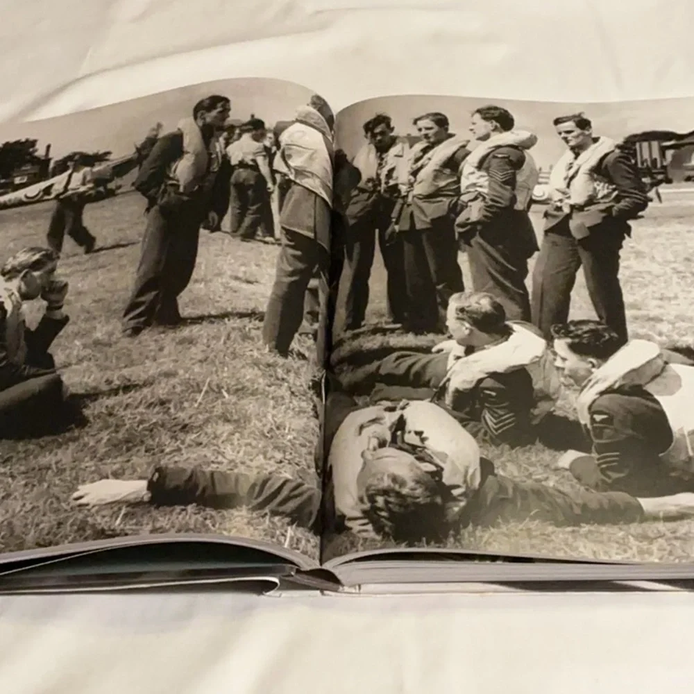 World War II in Photographs - Black Hardcover